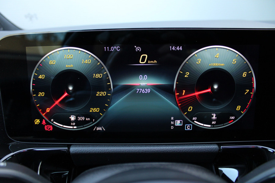 Mercedes-Benz B-Klasse 200 Business Solution AMG | Panoramadak | Trekhaak | Camera | Stoelverwarming | CarPlay