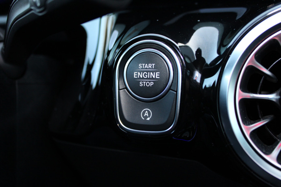 Mercedes-Benz B-Klasse 200 Business Solution AMG | Panoramadak | Trekhaak | Camera | Stoelverwarming | CarPlay