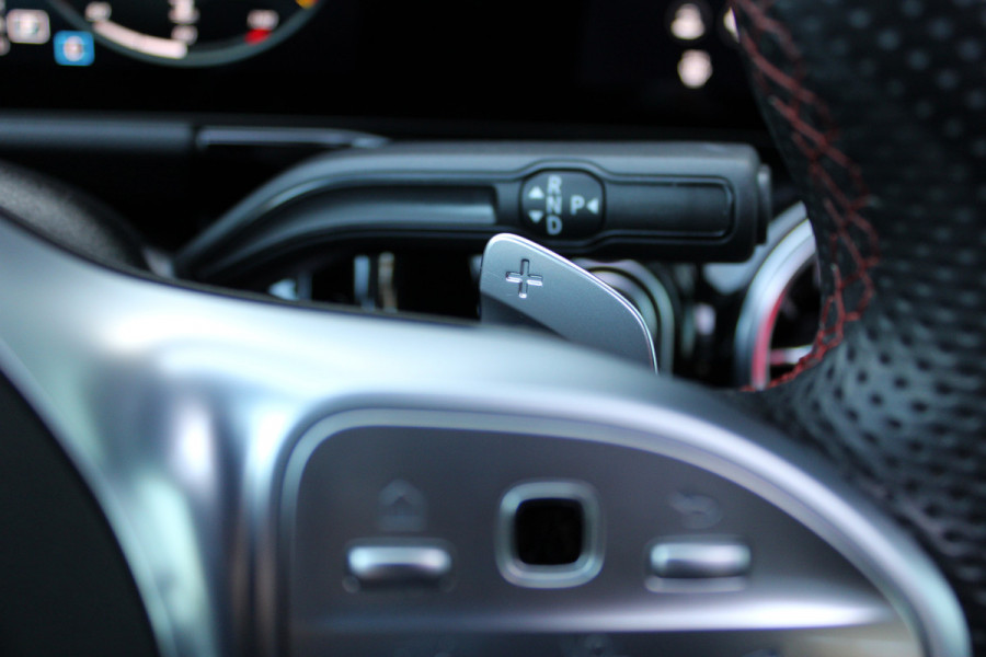 Mercedes-Benz B-Klasse 200 Business Solution AMG | Panoramadak | Trekhaak | Camera | Stoelverwarming | CarPlay