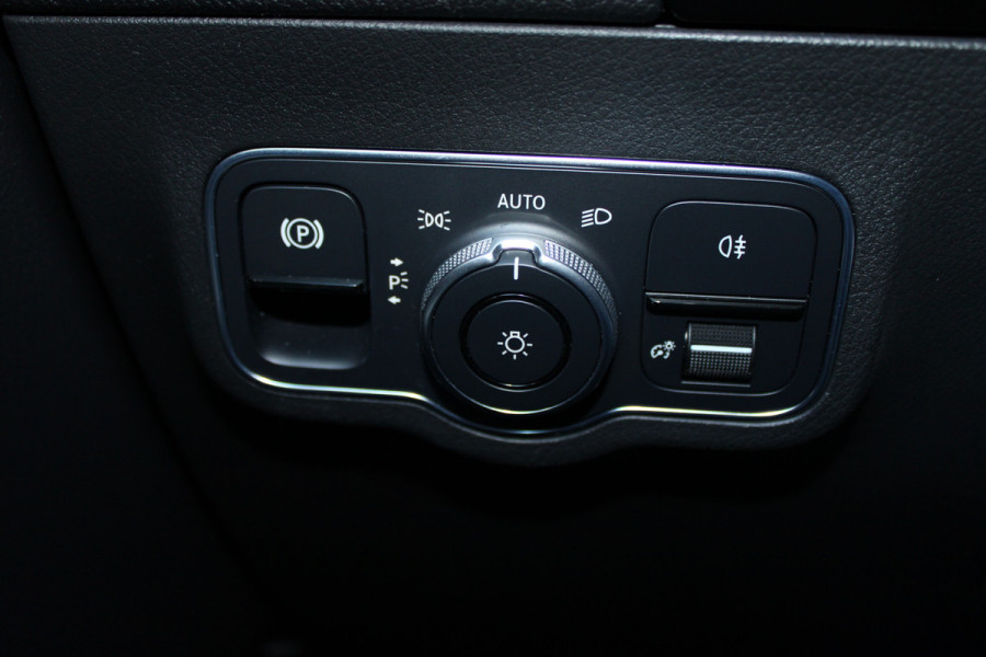 Mercedes-Benz B-Klasse 200 Business Solution AMG | Panoramadak | Trekhaak | Camera | Stoelverwarming | CarPlay