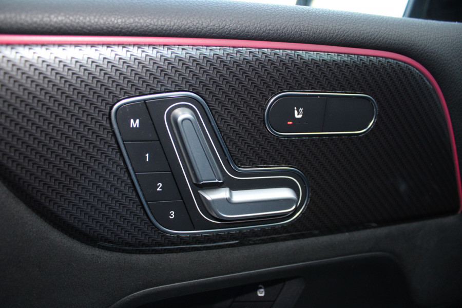 Mercedes-Benz B-Klasse 200 Business Solution AMG | Panoramadak | Trekhaak | Camera | Stoelverwarming | CarPlay