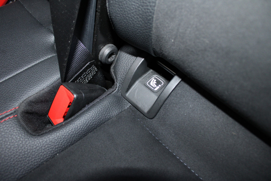 Mercedes-Benz B-Klasse 200 Business Solution AMG | Panoramadak | Trekhaak | Camera | Stoelverwarming | CarPlay