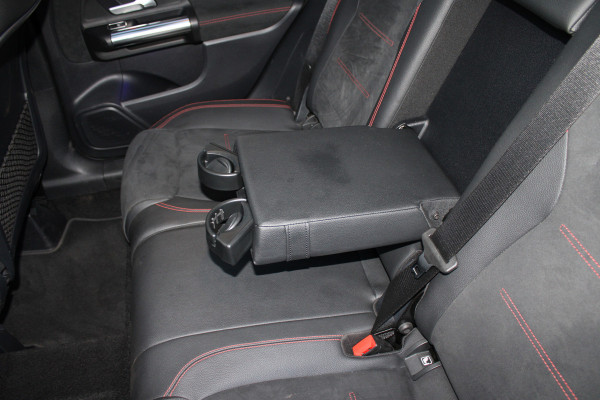 Mercedes-Benz B-Klasse 200 Business Solution AMG | Panoramadak | Trekhaak | Camera | Stoelverwarming | CarPlay