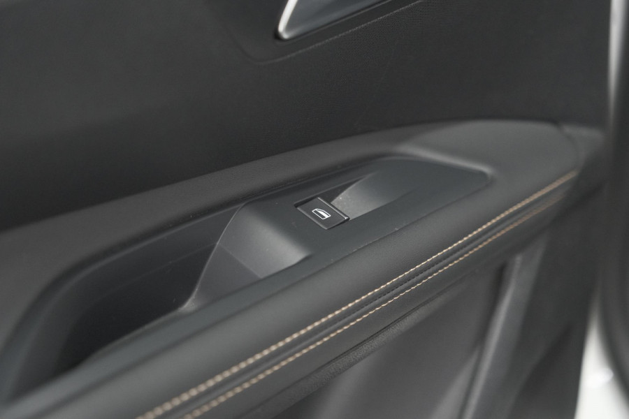 Peugeot 5008 PureTech 130 EAT8 GT Black Pack | Trekhaak | Panoramadak | 360 Camera | FOCAL® | Adaptieve Cruise Control