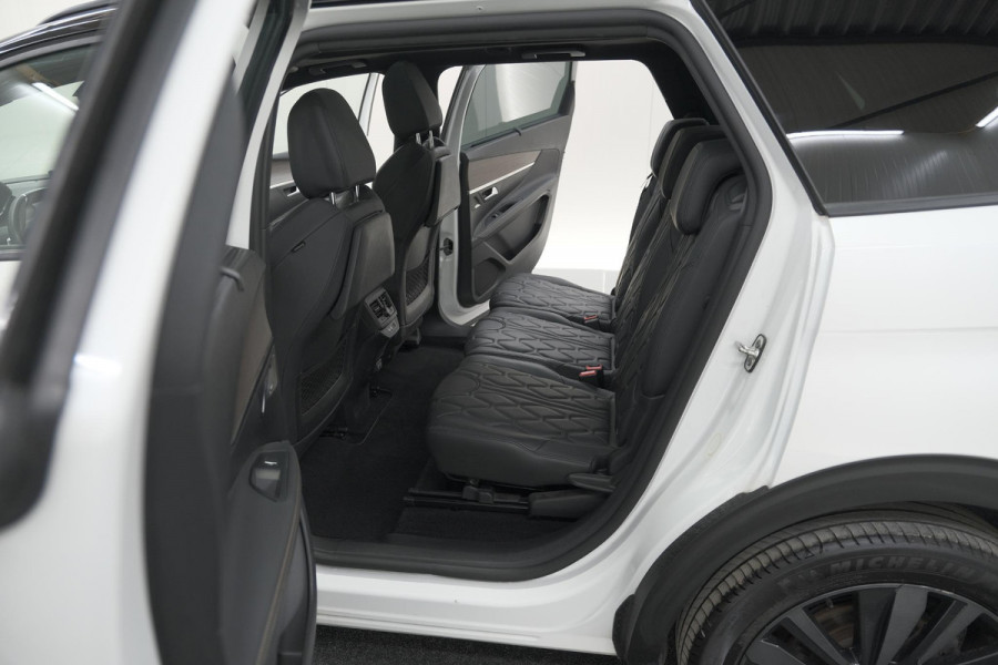 Peugeot 5008 PureTech 130 EAT8 GT Black Pack | Trekhaak | Panoramadak | 360 Camera | FOCAL® | Adaptieve Cruise Control