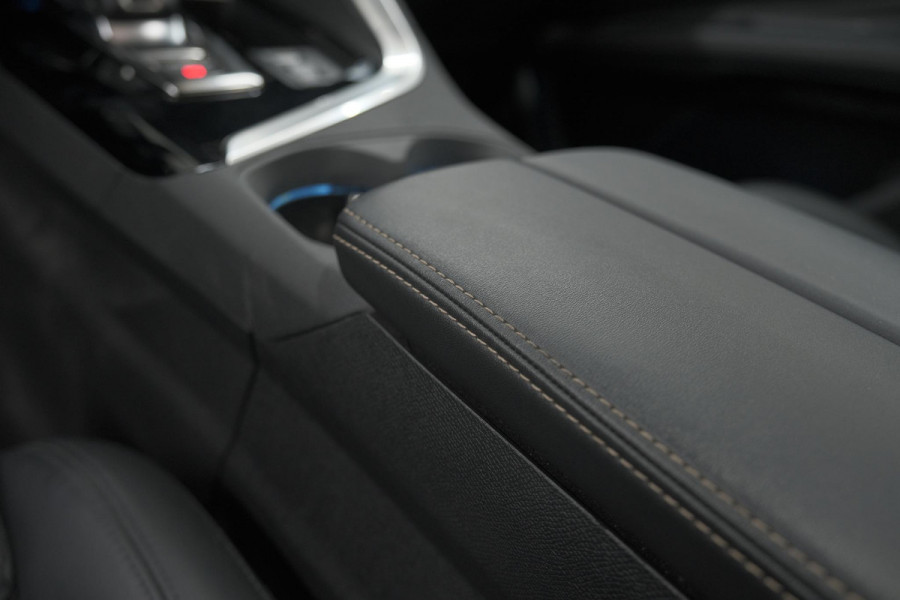 Peugeot 5008 PureTech 130 EAT8 GT Black Pack | Trekhaak | Panoramadak | 360 Camera | FOCAL® | Adaptieve Cruise Control