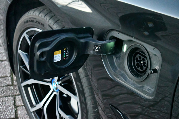 BMW 5 Serie 530e xDrive M-Sport Pano ACC H/K HUD Comf-zetels DAB