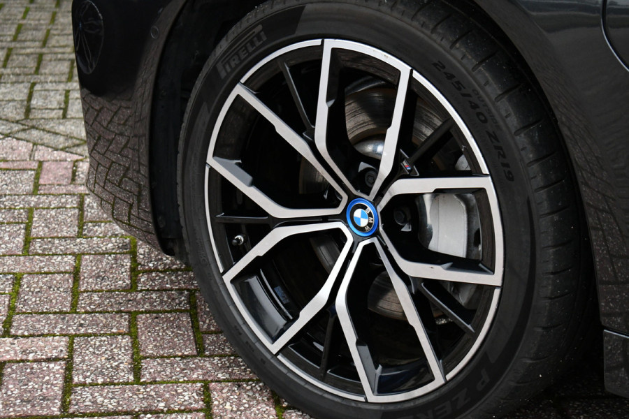 BMW 5 Serie 530e xDrive M-Sport Pano ACC H/K HUD Comf-zetels DAB