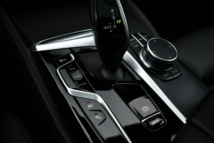BMW 5 Serie 530e xDrive M-Sport Pano ACC H/K HUD Comf-zetels DAB
