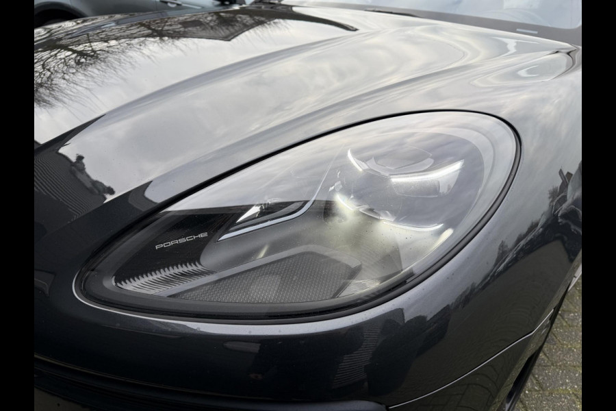 Porsche Macan 3.0 S Sport Chrono | Panoramadak | 360* Camera | 21 Inch Lichtmetalen Velgen | Elektrische Trekhaak | Sportuitlaat |