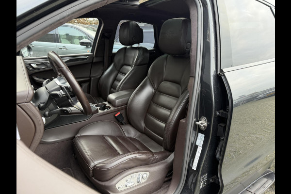 Porsche Macan 3.0 S Sport Chrono | Panoramadak | 360* Camera | 21 Inch Lichtmetalen Velgen | Elektrische Trekhaak | Sportuitlaat |