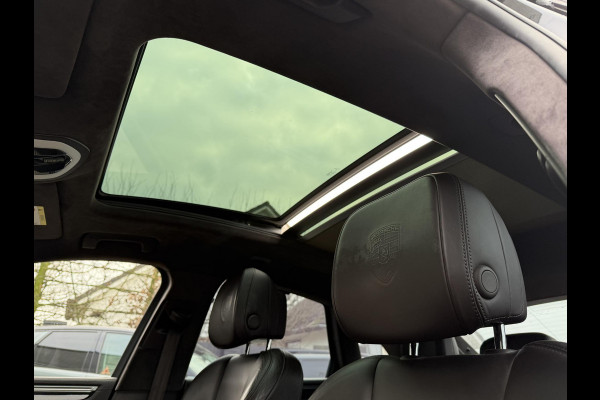 Porsche Macan 3.0 S Sport Chrono | Panoramadak | 360* Camera | 21 Inch Lichtmetalen Velgen | Elektrische Trekhaak | Sportuitlaat |