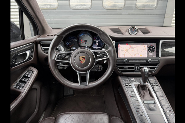 Porsche Macan 3.0 S Sport Chrono | Panoramadak | 360* Camera | 21 Inch Lichtmetalen Velgen | Elektrische Trekhaak | Sportuitlaat |