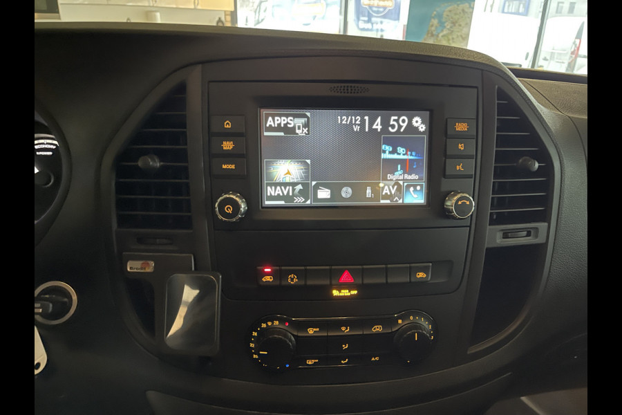 Mercedes-Benz EVITO TOURER PRO L2 / 100% electrisch / zero emissie / 7 persoons / vaste prijs rijklaar € 27.950 ex btw / € 33.819,50 incl btw / lease vanaf € 456 / leer / electrische deuren L+R / zwart metallic