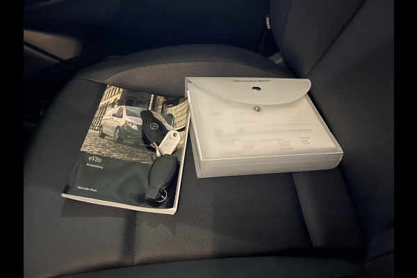 Mercedes-Benz EVITO TOURER PRO L2 / 100% electrisch / zero emissie / 7 persoons / vaste prijs rijklaar € 27.950 ex btw / € 33.819,50 incl btw / lease vanaf € 456 / leer / electrische deuren L+R / zwart metallic