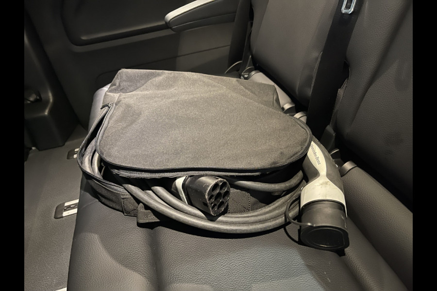 Mercedes-Benz EVITO TOURER PRO L2 / 100% electrisch / zero emissie / 7 persoons / vaste prijs rijklaar € 27.950 ex btw / € 33.819,50 incl btw / lease vanaf € 456 / leer / electrische deuren L+R / zwart metallic
