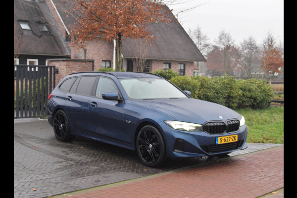 BMW 3 Serie Touring 330e | Plug-In Hybride | 19 Inch | Trekhaak | NL-Auto | Facelift model |