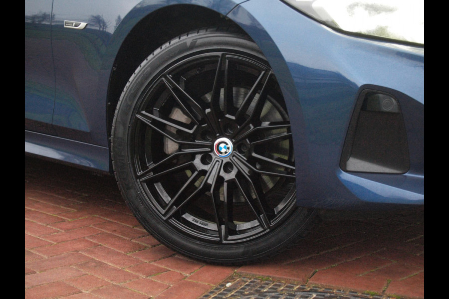 BMW 3 Serie Touring 330e | Plug-In Hybride | 19 Inch | Trekhaak | NL-Auto | Facelift model |