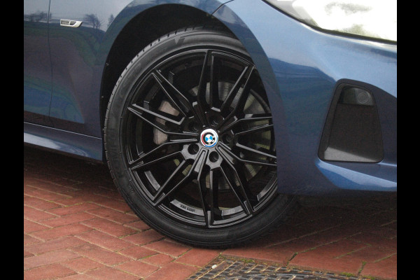 BMW 3 Serie Touring 330e | Plug-In Hybride | 19 Inch | Trekhaak | NL-Auto | Facelift model |