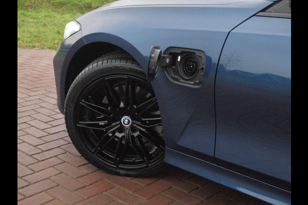 BMW 3 Serie Touring 330e | Plug-In Hybride | 19 Inch | Trekhaak | NL-Auto | Facelift model |