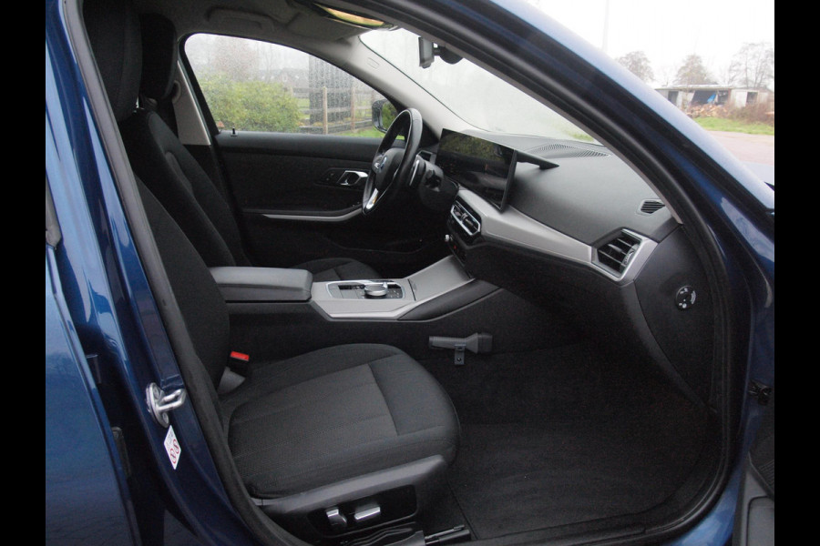 BMW 3 Serie Touring 330e | Plug-In Hybride | 19 Inch | Trekhaak | NL-Auto | Facelift model |