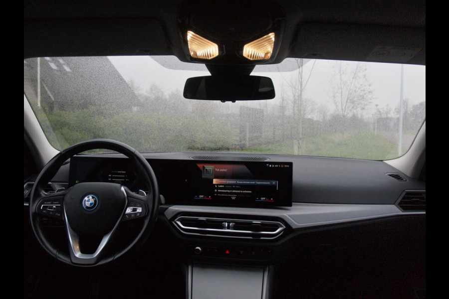 BMW 3 Serie Touring 330e | Plug-In Hybride | 19 Inch | Trekhaak | NL-Auto | Facelift model |