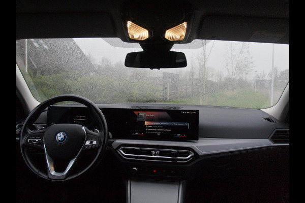 BMW 3 Serie Touring 330e | Plug-In Hybride | 19 Inch | Trekhaak | NL-Auto | Facelift model |