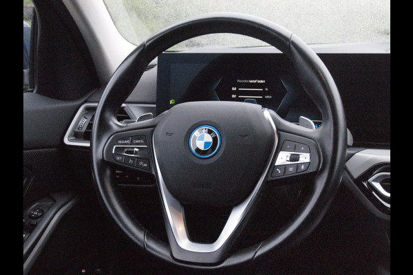 BMW 3 Serie Touring 330e | Plug-In Hybride | 19 Inch | Trekhaak | NL-Auto | Facelift model |