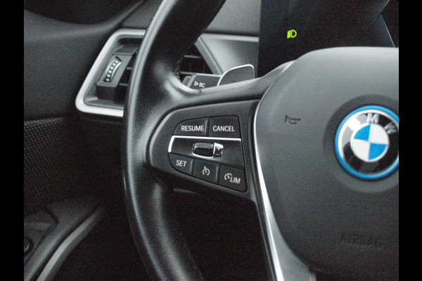 BMW 3 Serie Touring 330e | Plug-In Hybride | 19 Inch | Trekhaak | NL-Auto | Facelift model |