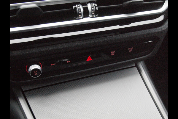 BMW 3 Serie Touring 330e | Plug-In Hybride | 19 Inch | Trekhaak | NL-Auto | Facelift model |