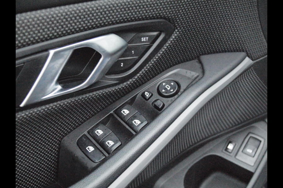 BMW 3 Serie Touring 330e | Plug-In Hybride | 19 Inch | Trekhaak | NL-Auto | Facelift model |