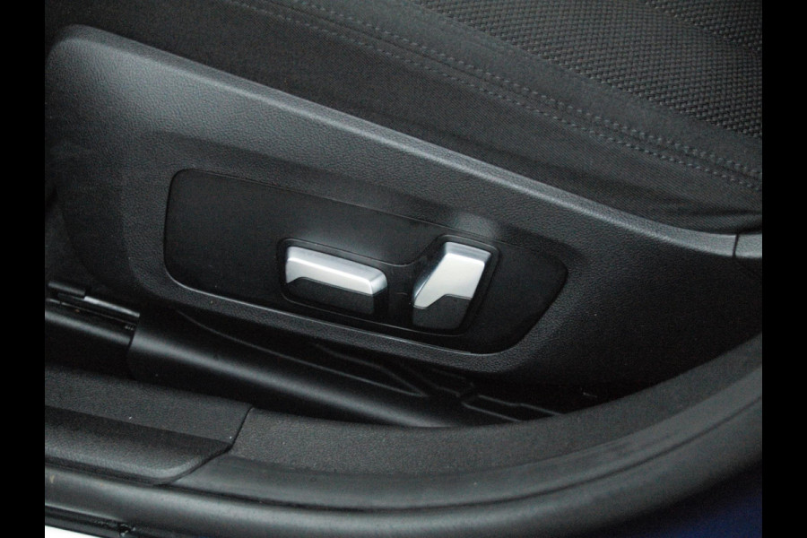 BMW 3 Serie Touring 330e | Plug-In Hybride | 19 Inch | Trekhaak | NL-Auto | Facelift model |