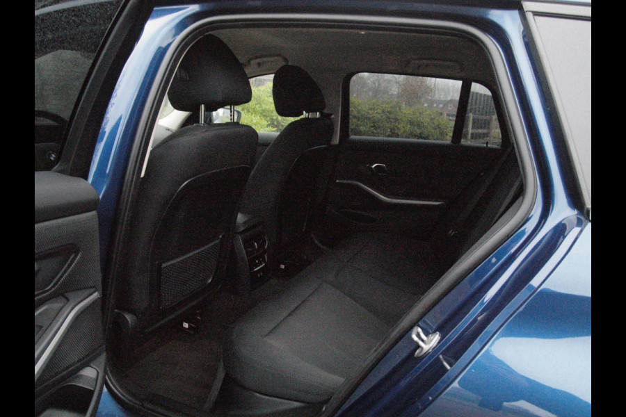 BMW 3 Serie Touring 330e | Plug-In Hybride | 19 Inch | Trekhaak | NL-Auto | Facelift model |