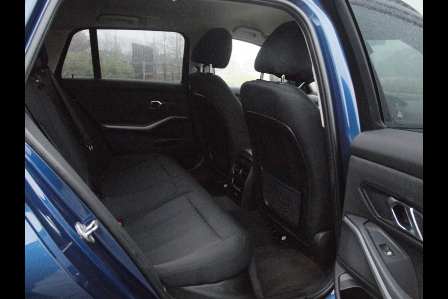 BMW 3 Serie Touring 330e | Plug-In Hybride | 19 Inch | Trekhaak | NL-Auto | Facelift model |