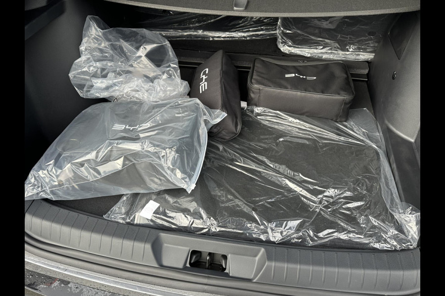 BYD SEAL U 1.5 DM-i FWD Comfort VAN: €41.900,- VOOR: €37.440,- UW EINDEJAARSVOORDEEL: €4.460,- | UNIEK IN NL! tot 125km electrisch rijbereik | 6 jaar volledige BYD GARANTIE | NIEUWE AUTO |