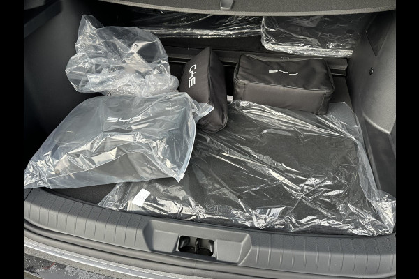 BYD SEAL U 1.5 DM-i FWD Comfort VAN: €41.900,- VOOR: €37.440,- UW EINDEJAARSVOORDEEL: €4.460,- | UNIEK IN NL! tot 125km electrisch rijbereik | 6 jaar volledige BYD GARANTIE | NIEUWE AUTO |