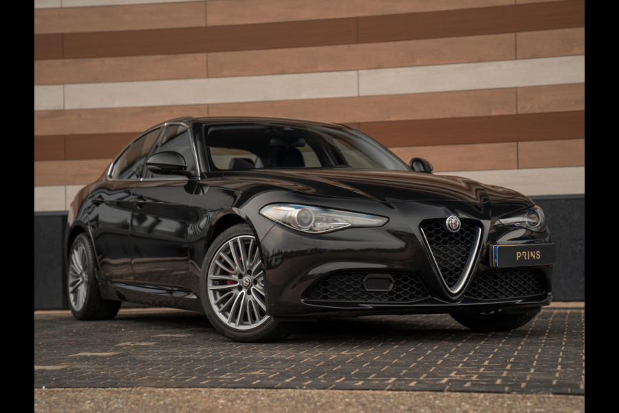 Alfa Romeo Giulia 2.0T 300pk Q2 | Performance Pack | Veloce stoelen | NL-auto | Adapt. onderstel