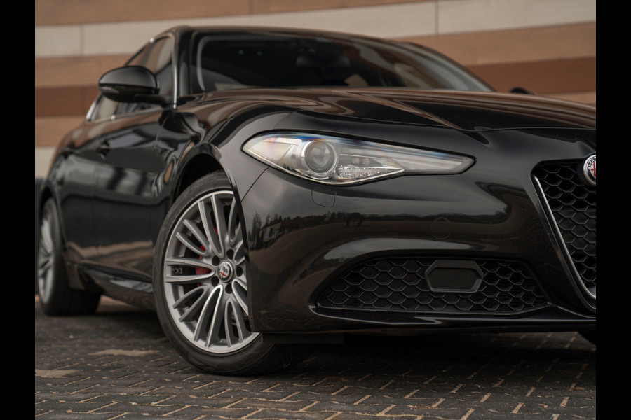 Alfa Romeo Giulia 2.0T 300pk Q2 | Performance Pack | Veloce stoelen | NL-auto | Adapt. onderstel