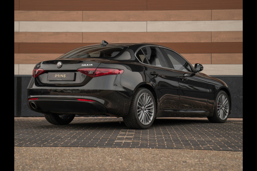 Alfa Romeo Giulia 2.0T 300pk Q2 | Performance Pack | Veloce stoelen | NL-auto | Adapt. onderstel