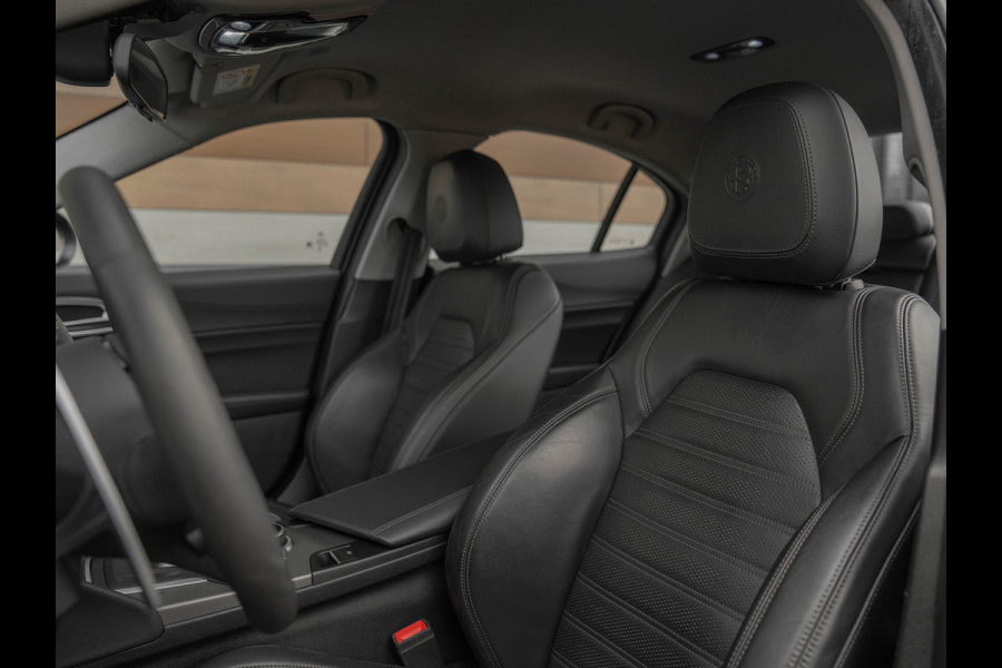 Alfa Romeo Giulia 2.0T 300pk Q2 | Performance Pack | Veloce stoelen | NL-auto | Adapt. onderstel