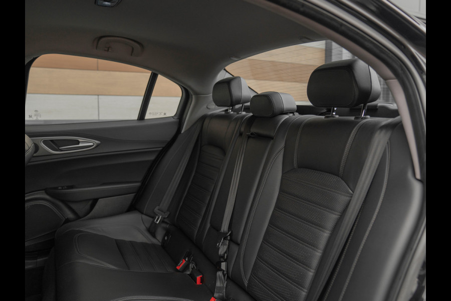 Alfa Romeo Giulia 2.0T 300pk Q2 | Performance Pack | Veloce stoelen | NL-auto | Adapt. onderstel