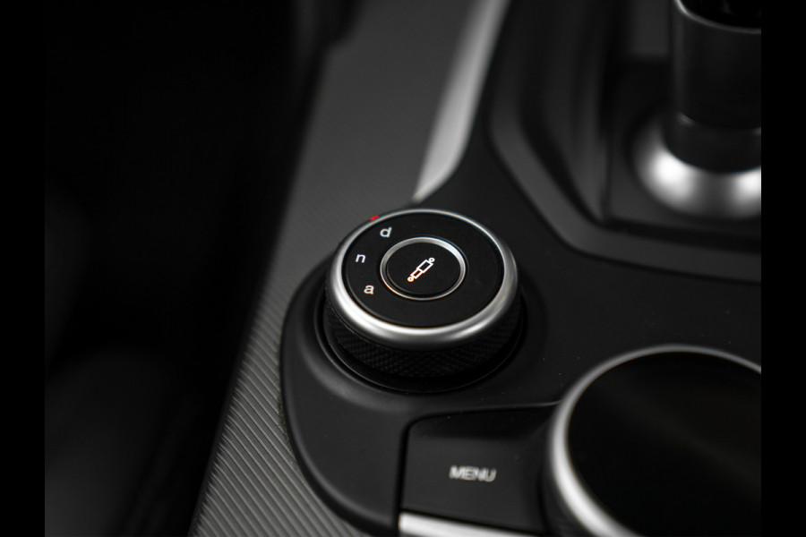 Alfa Romeo Giulia 2.0T 300pk Q2 | Performance Pack | Veloce stoelen | NL-auto | Adapt. onderstel