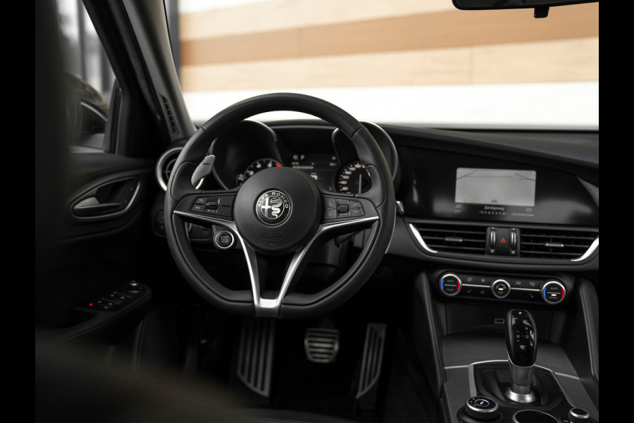 Alfa Romeo Giulia 2.0T 300pk Q2 | Performance Pack | Veloce stoelen | NL-auto | Adapt. onderstel