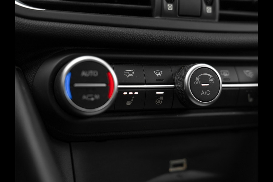 Alfa Romeo Giulia 2.0T 300pk Q2 | Performance Pack | Veloce stoelen | NL-auto | Adapt. onderstel