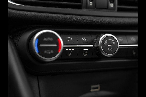 Alfa Romeo Giulia 2.0T 300pk Q2 | Performance Pack | Veloce stoelen | NL-auto | Adapt. onderstel