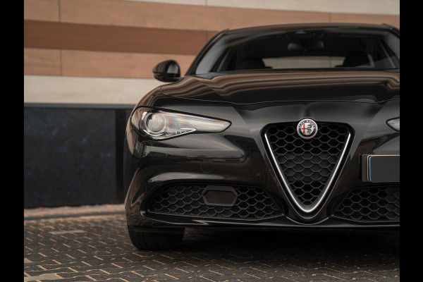 Alfa Romeo Giulia 2.0T 300pk Q2 | Performance Pack | Veloce stoelen | NL-auto | Adapt. onderstel