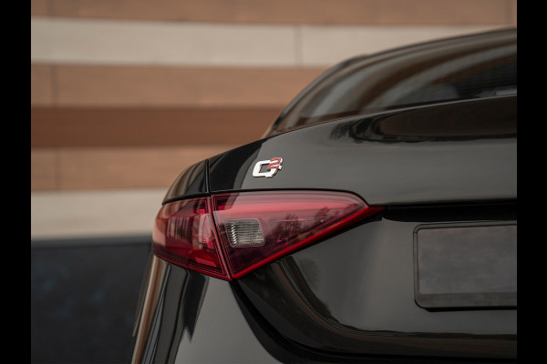 Alfa Romeo Giulia 2.0T 300pk Q2 | Performance Pack | Veloce stoelen | NL-auto | Adapt. onderstel
