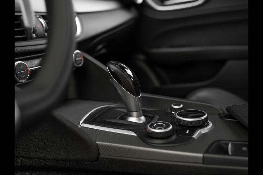 Alfa Romeo Giulia 2.0T 300pk Q2 | Performance Pack | Veloce stoelen | NL-auto | Adapt. onderstel