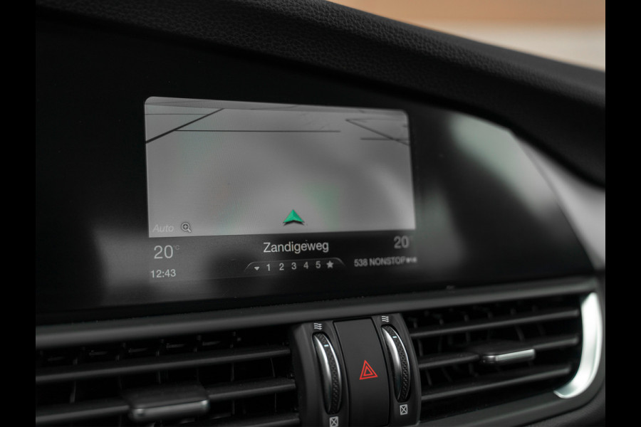 Alfa Romeo Giulia 2.0T 300pk Q2 | Performance Pack | Veloce stoelen | NL-auto | Adapt. onderstel