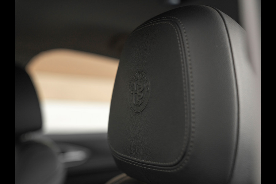 Alfa Romeo Giulia 2.0T 300pk Q2 | Performance Pack | Veloce stoelen | NL-auto | Adapt. onderstel